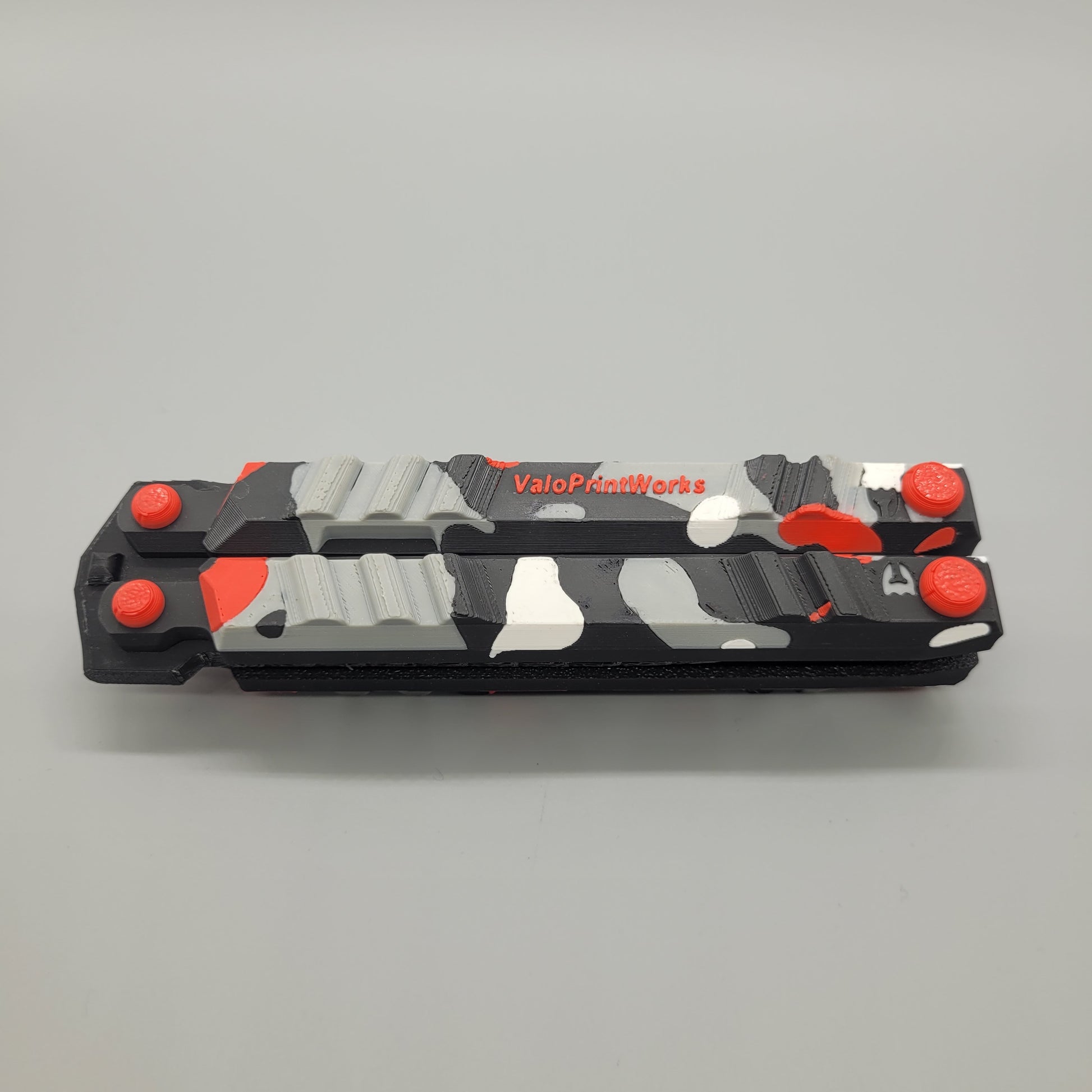 Valorant Recon Knife Skin in Rot-Schwarz nahaufnahme des Namen