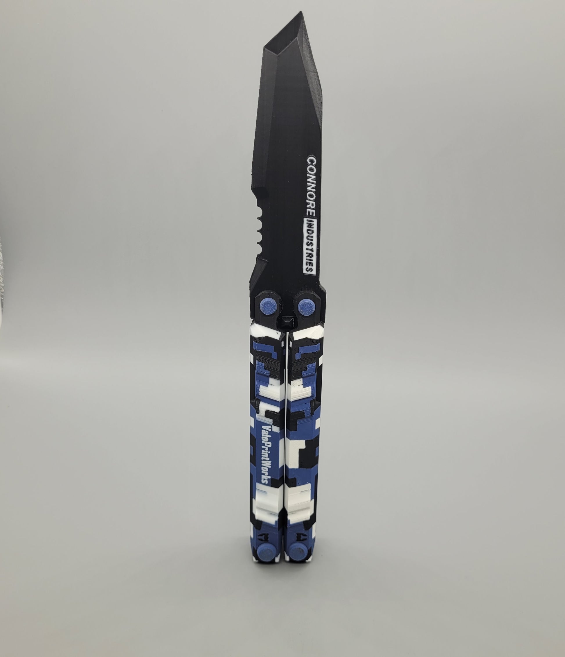 Valorant Recon Knife Skin in Blau-Schwarz frontal stehend