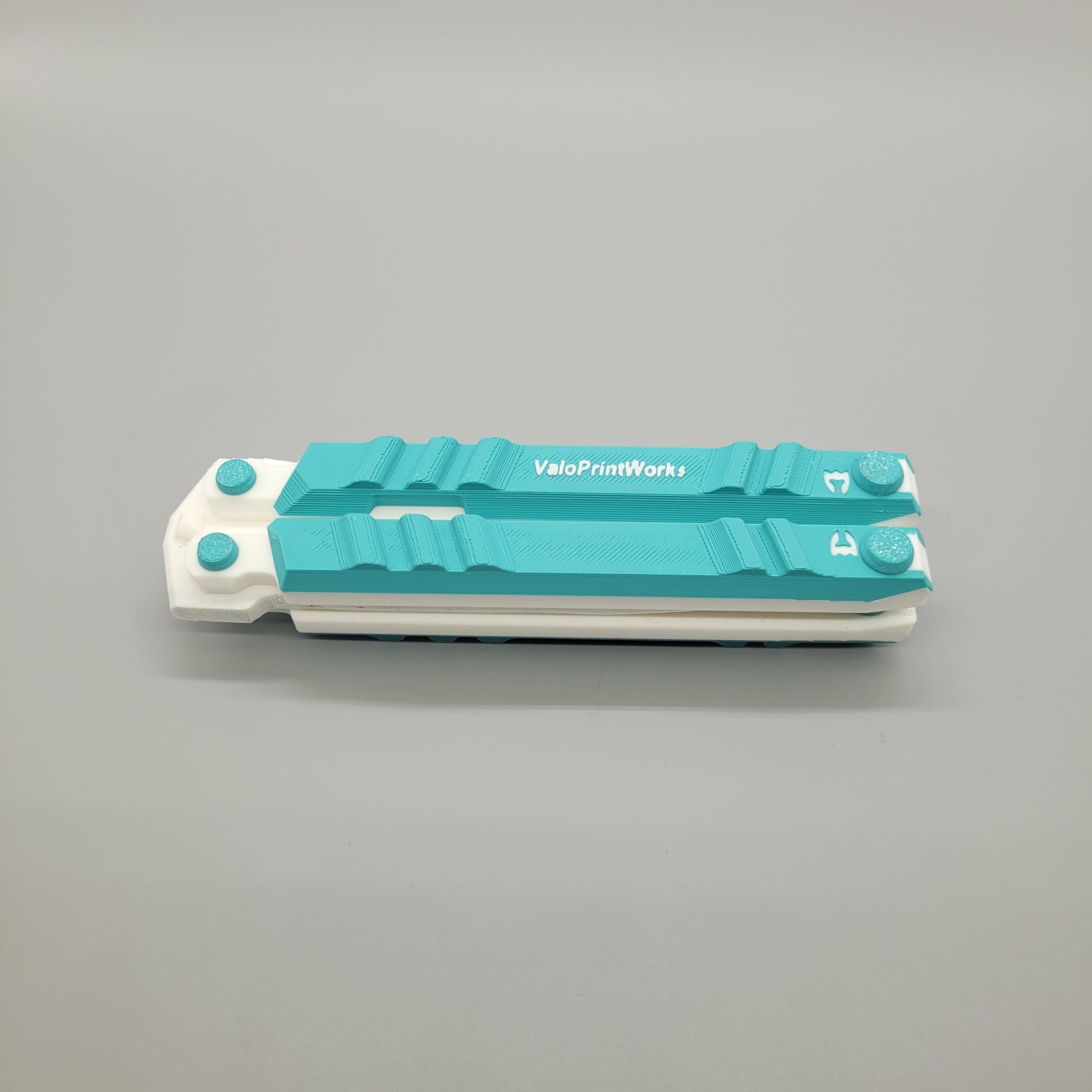 Valorant Recon Knife Skin in tuerkis-weiß nahaufnahme des Namen