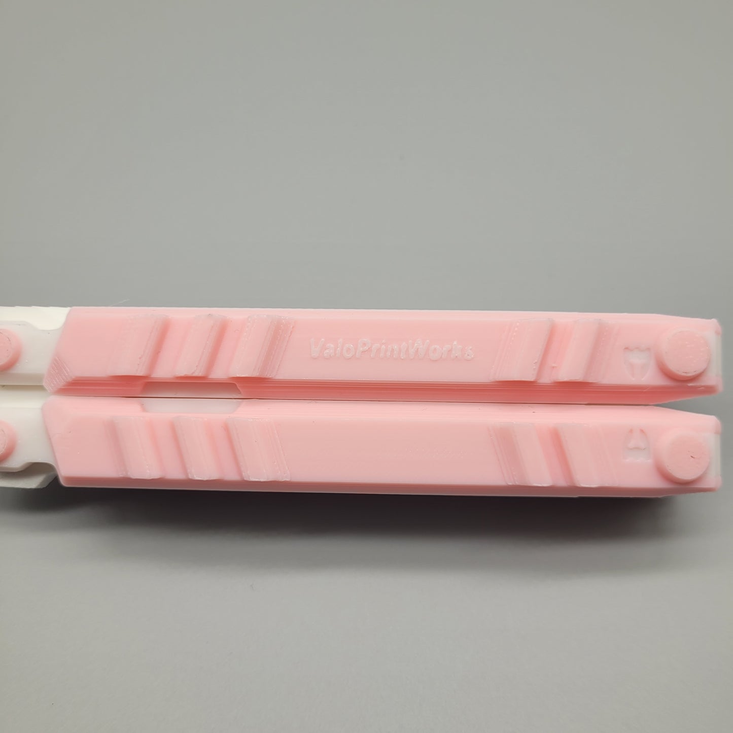 Valorant Recon Knife Skin in pink-weiß nahaufnahme des Namen