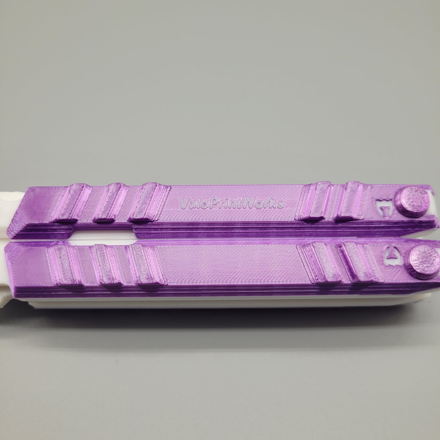 Valorant Recon Knife Skin in lila-weiß nahaufnahme des Namen