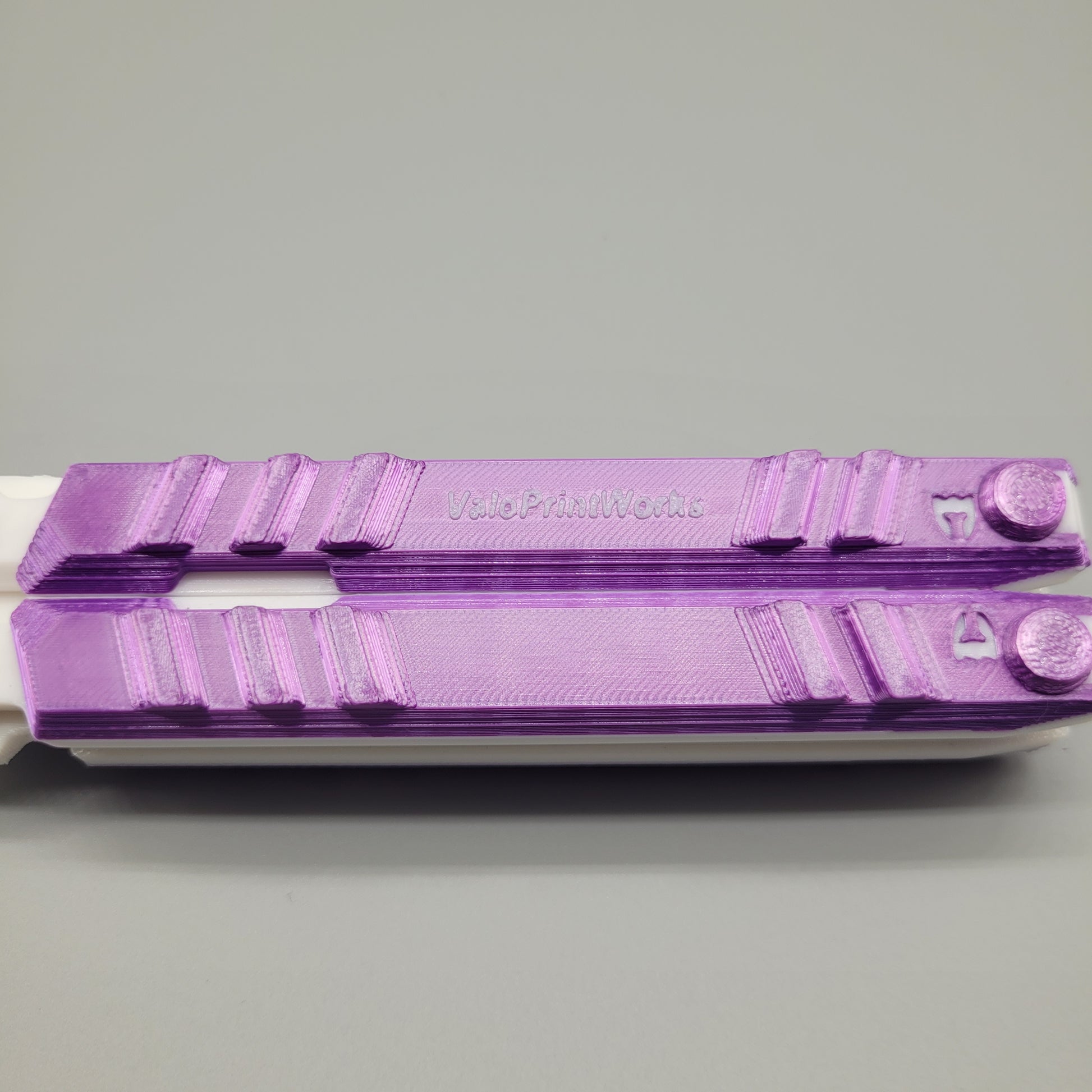 Valorant Recon Knife Skin in lila-weiß nahaufnahme des Namen