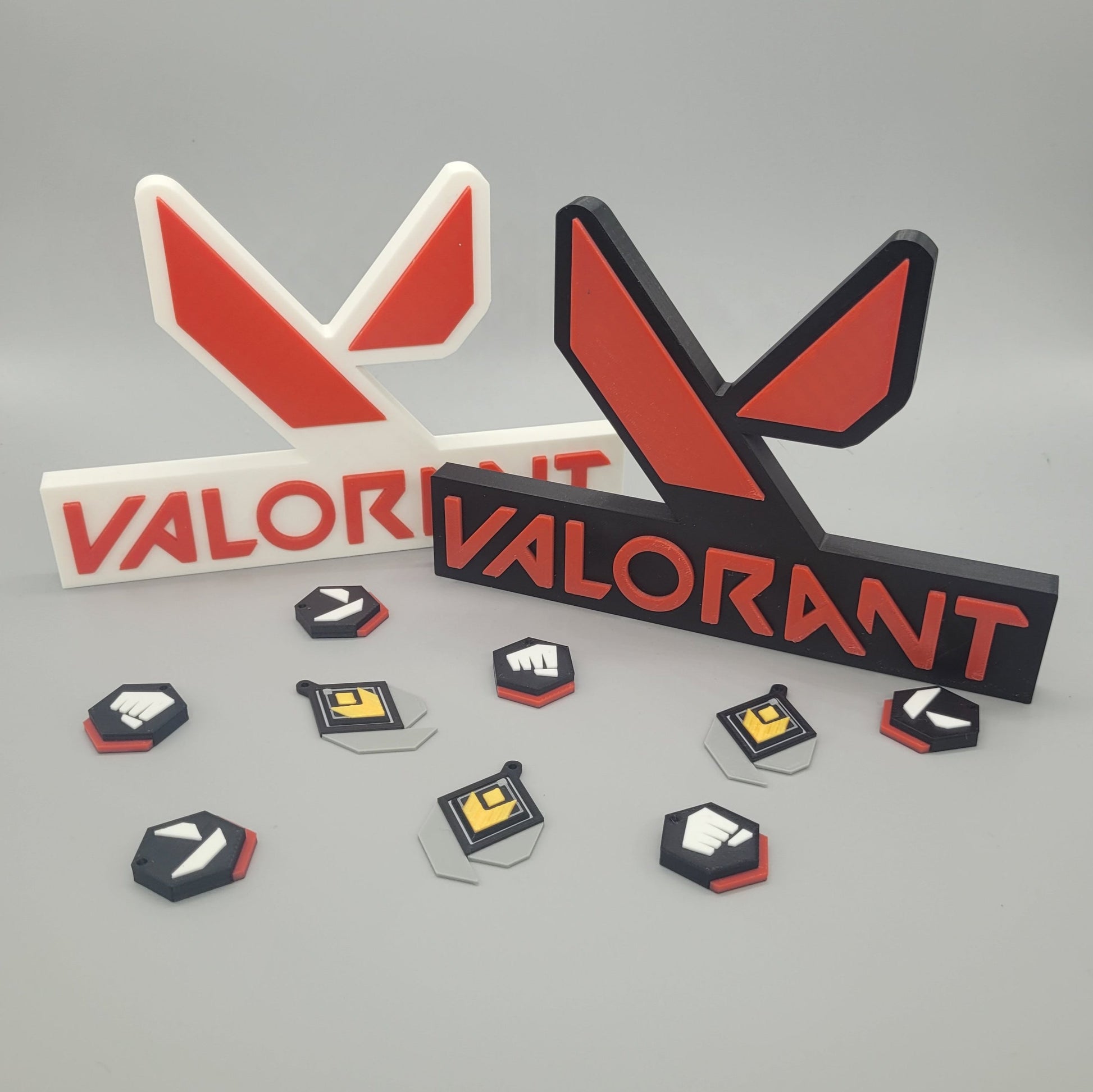 Valorant Zeichen in Schwarz und Weiß mit Valorant Gun Buddys