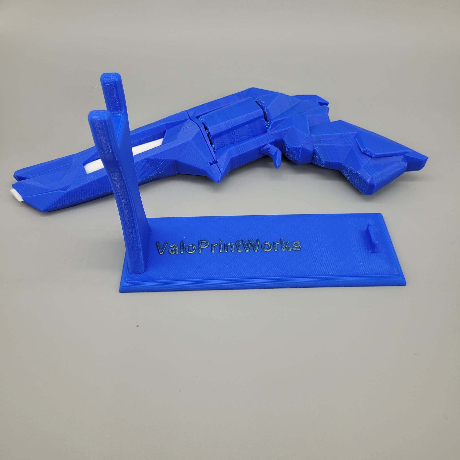 Singularity Sheriff liegend zu sehen mit Ständer in blau