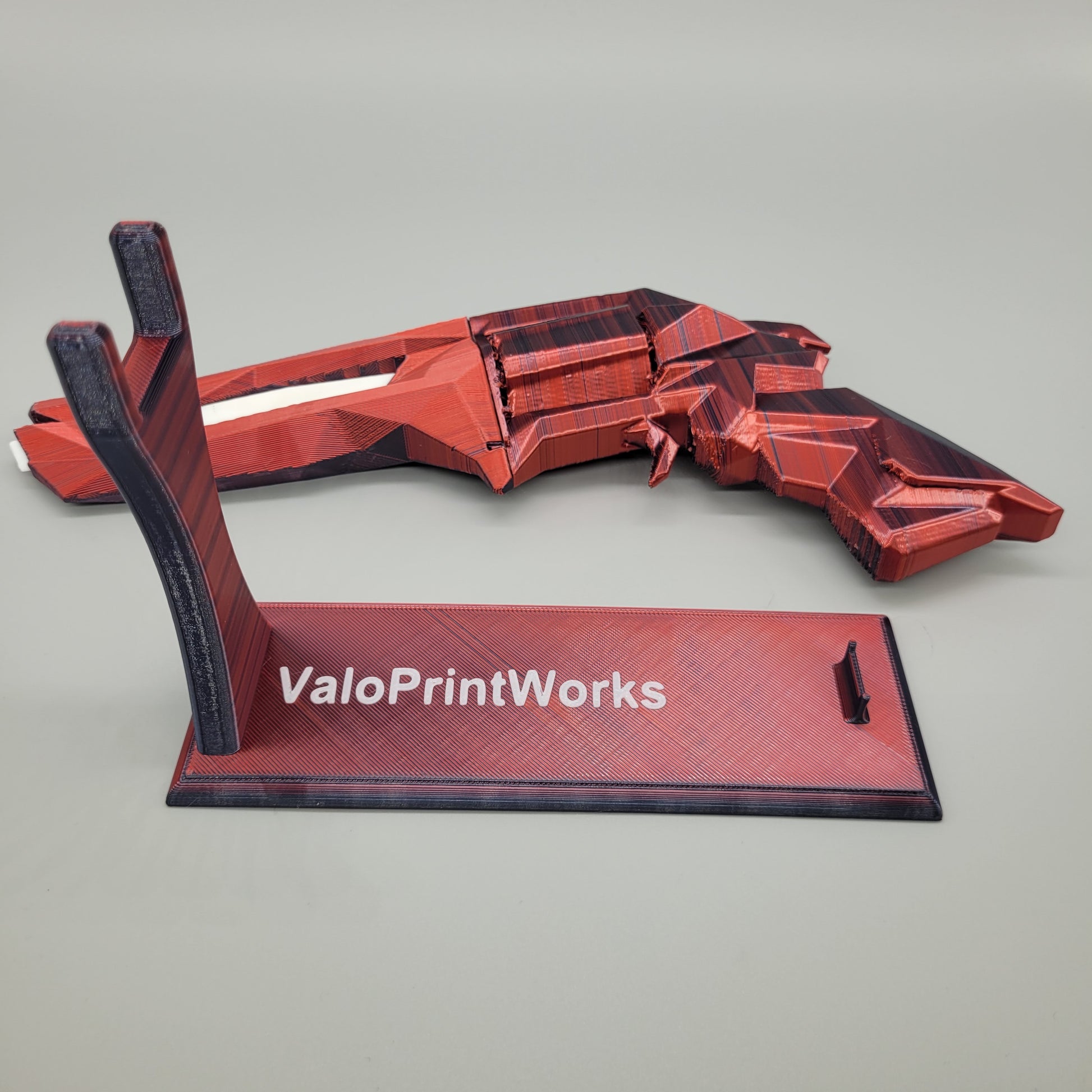 Singularity Sheriff liegend zu sehen mit Ständer in bordeaux