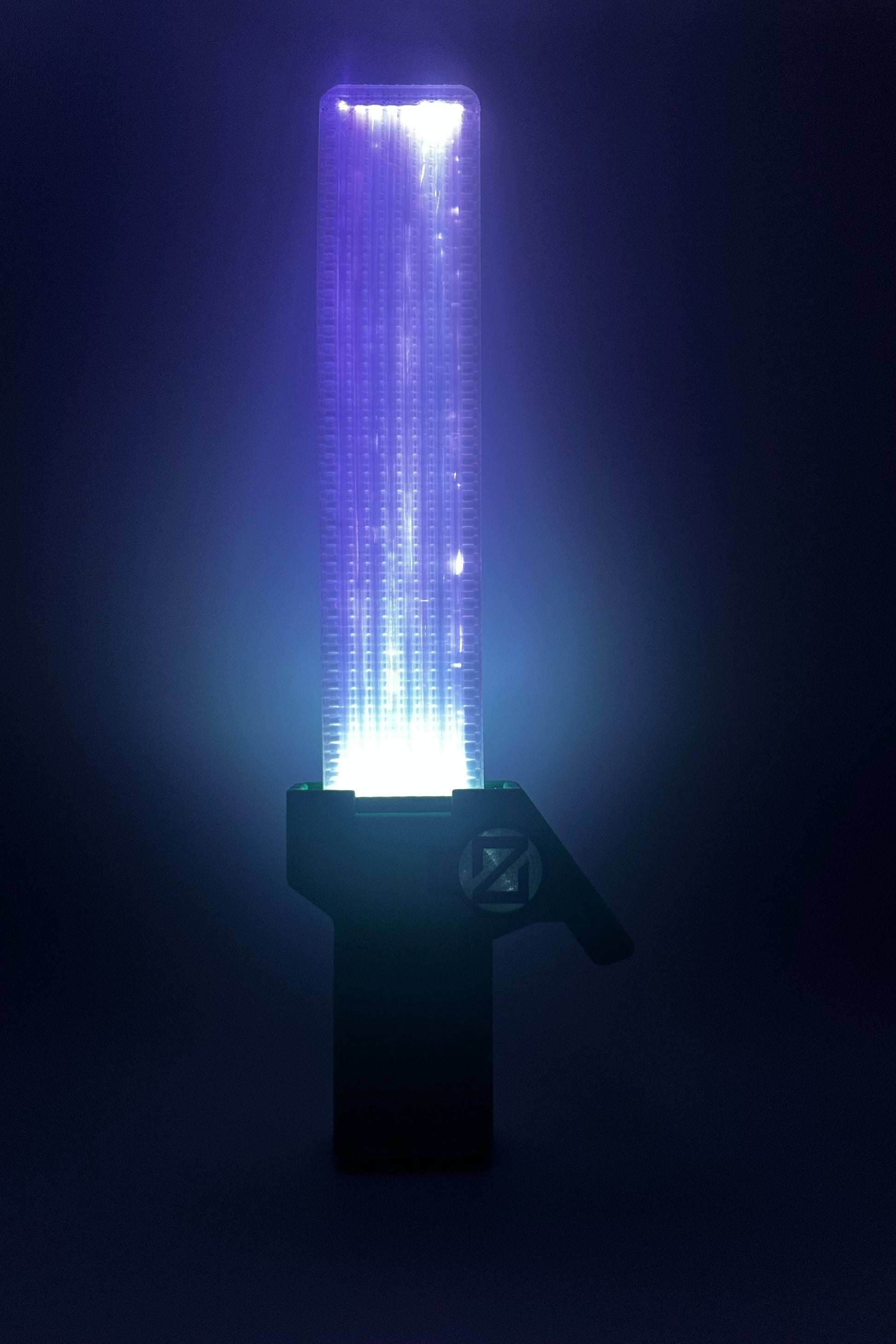 Valorant Waveform Skin mit leuchtendem Schwert in Gruen Schwarz