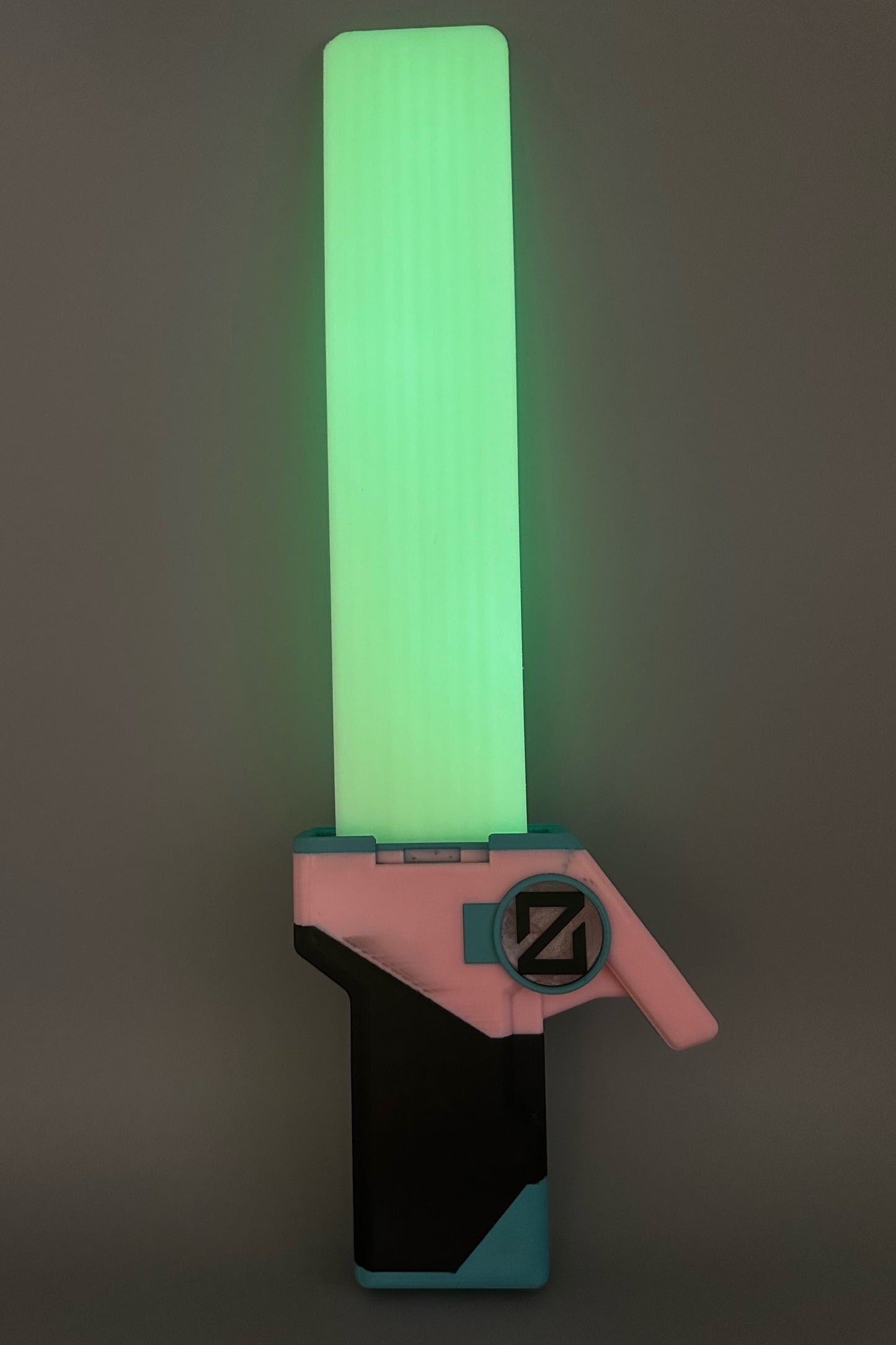 Valorant Waveform Skin mit leuchtendem Schwert in Tuerkis Rosa Schwarz Glow in the Dark