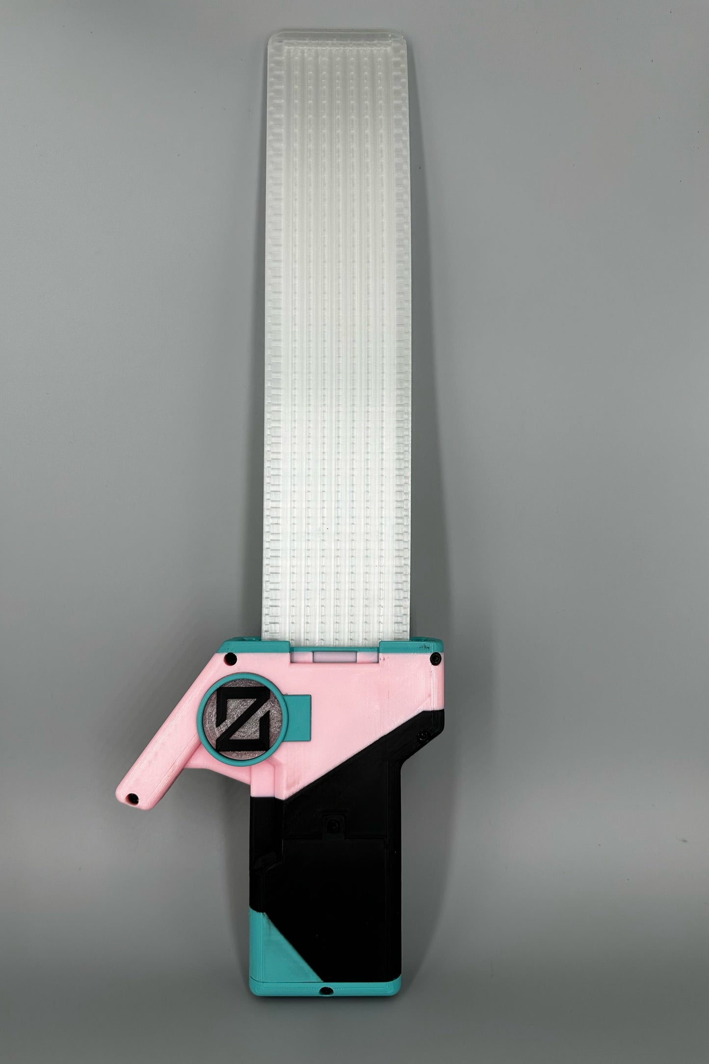 Valorant Waveform Skin mit leuchtendem Schwert in Tuerkis Rosa Schwarz von hinten