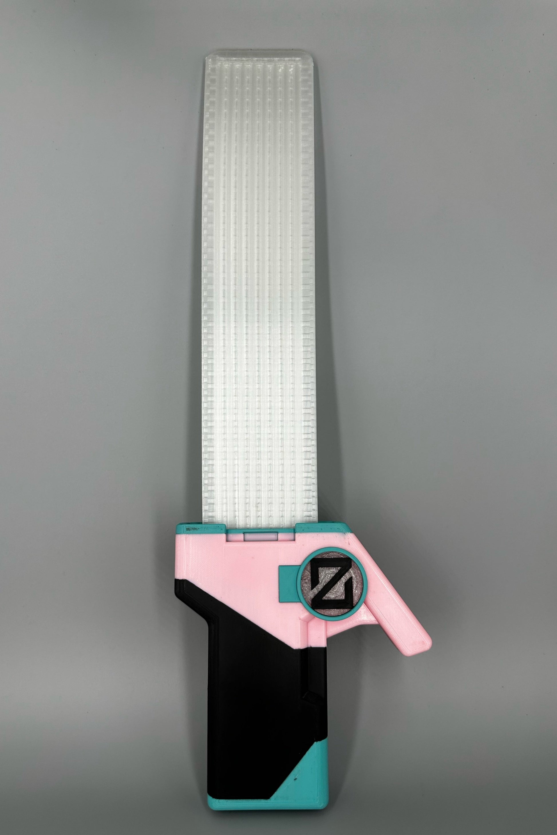 Valorant Waveform Skin mit leuchtendem Schwert in Tuerkis Rosa Schwarz frontal