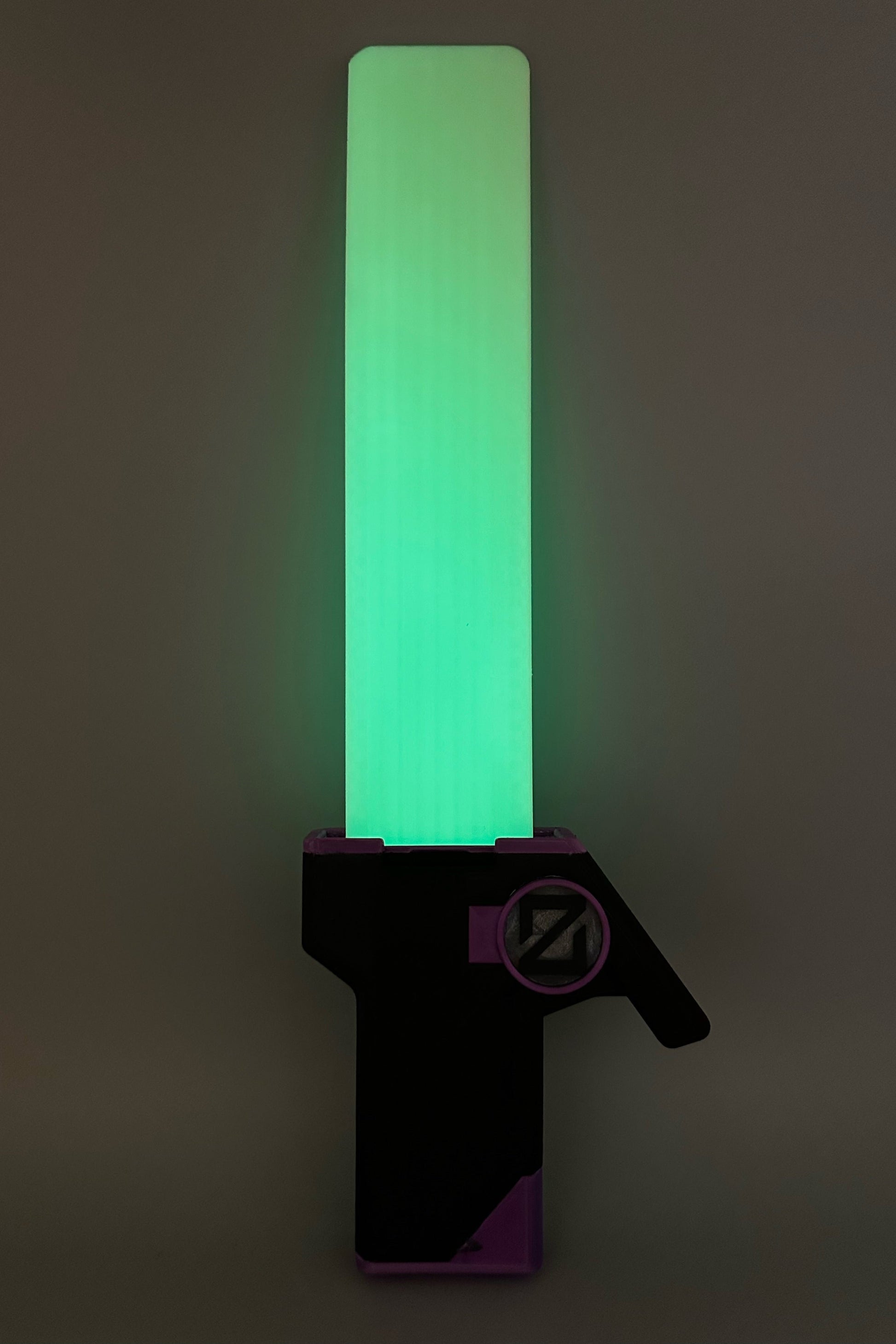 Valorant Waveform Skin mit leuchtendem Schwert in Schwarz Lila Glow in the Dark