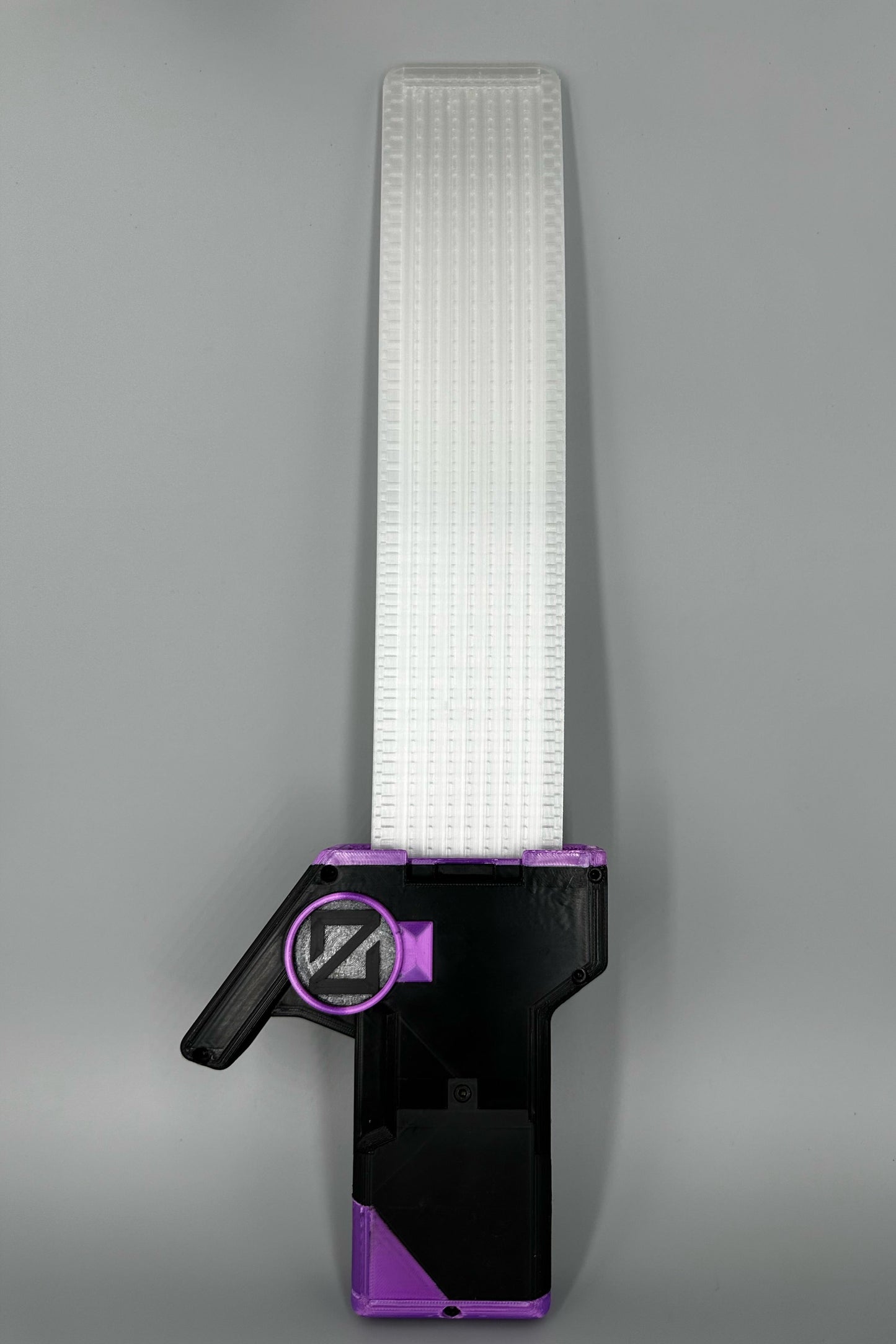 Valorant Waveform Skin mit leuchtendem Schwert in Schwarz Lila von hinten