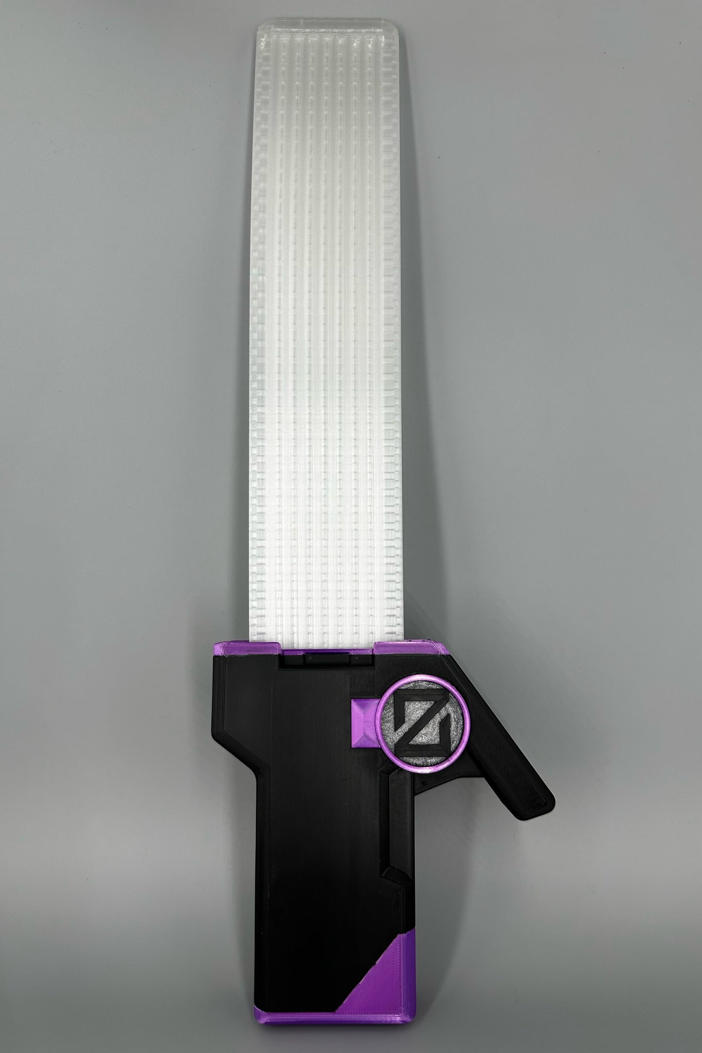 Valorant Waveform Skin mit leuchtendem Schwert in Schwarz Lila frontal