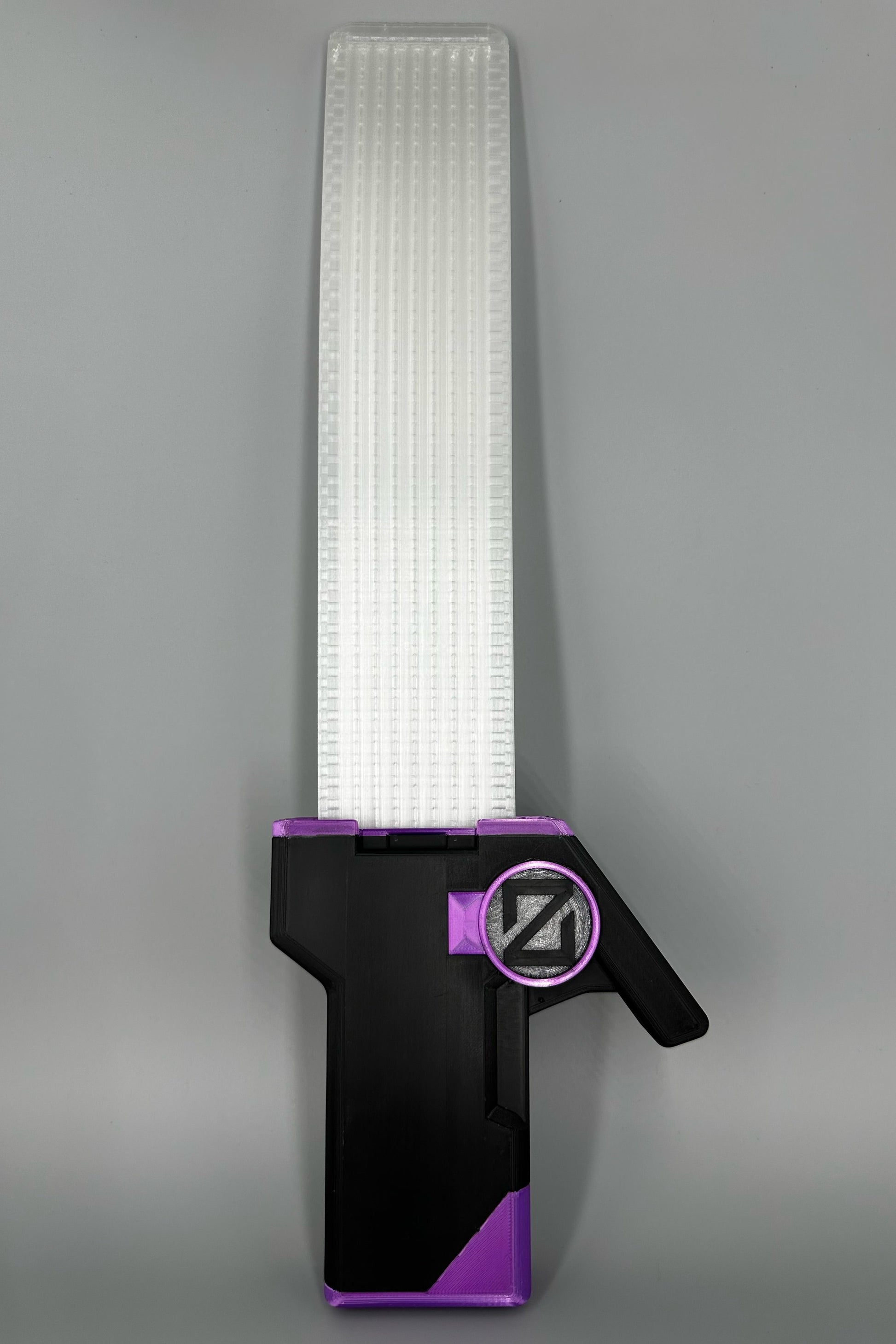 Valorant Waveform Skin mit leuchtendem Schwert in Schwarz Lila frontal