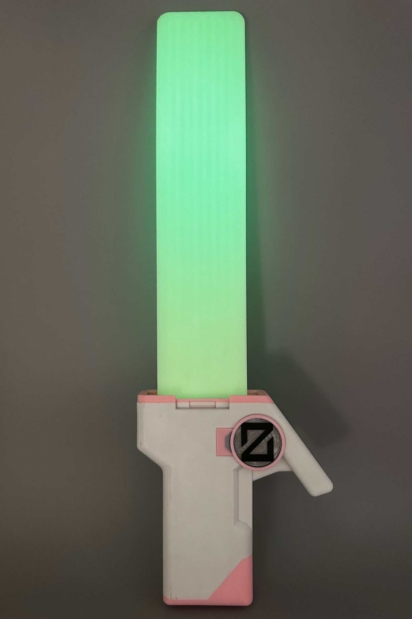 Valorant Waveform Skin mit leuchtendem Schwert in Weiß Rosa Glow in the Dark